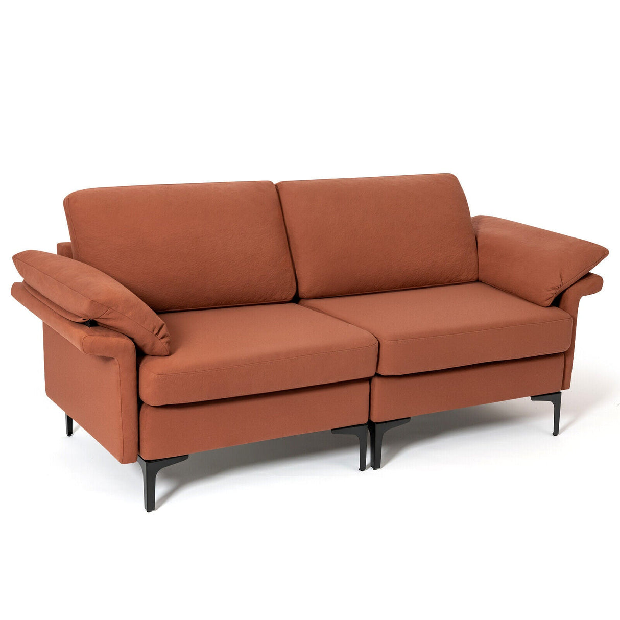 Sofá biplaza moderno de tela con patas de metal y almohadas en los reposabrazos