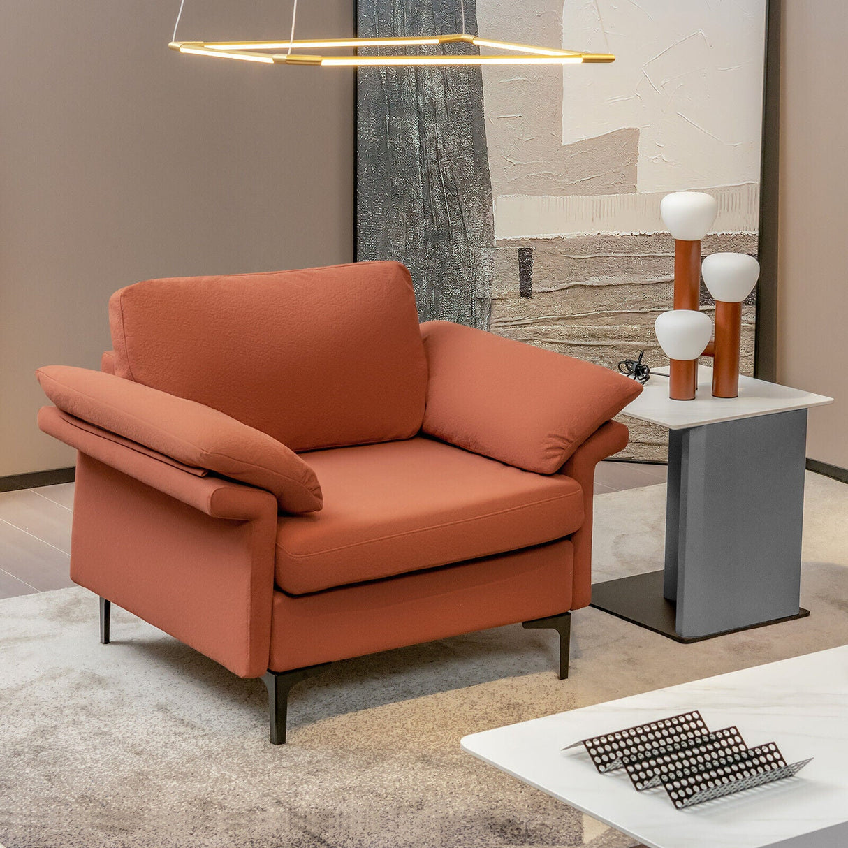 Sillón moderno de tela con muelles distribuidos originales y cojines en los reposabrazos