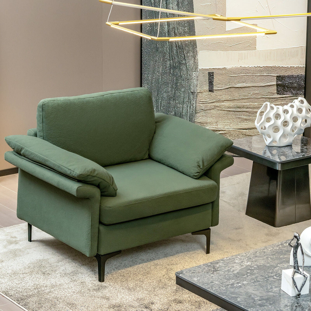 Sillón moderno de tela con muelles distribuidos originales y cojines en los reposabrazos