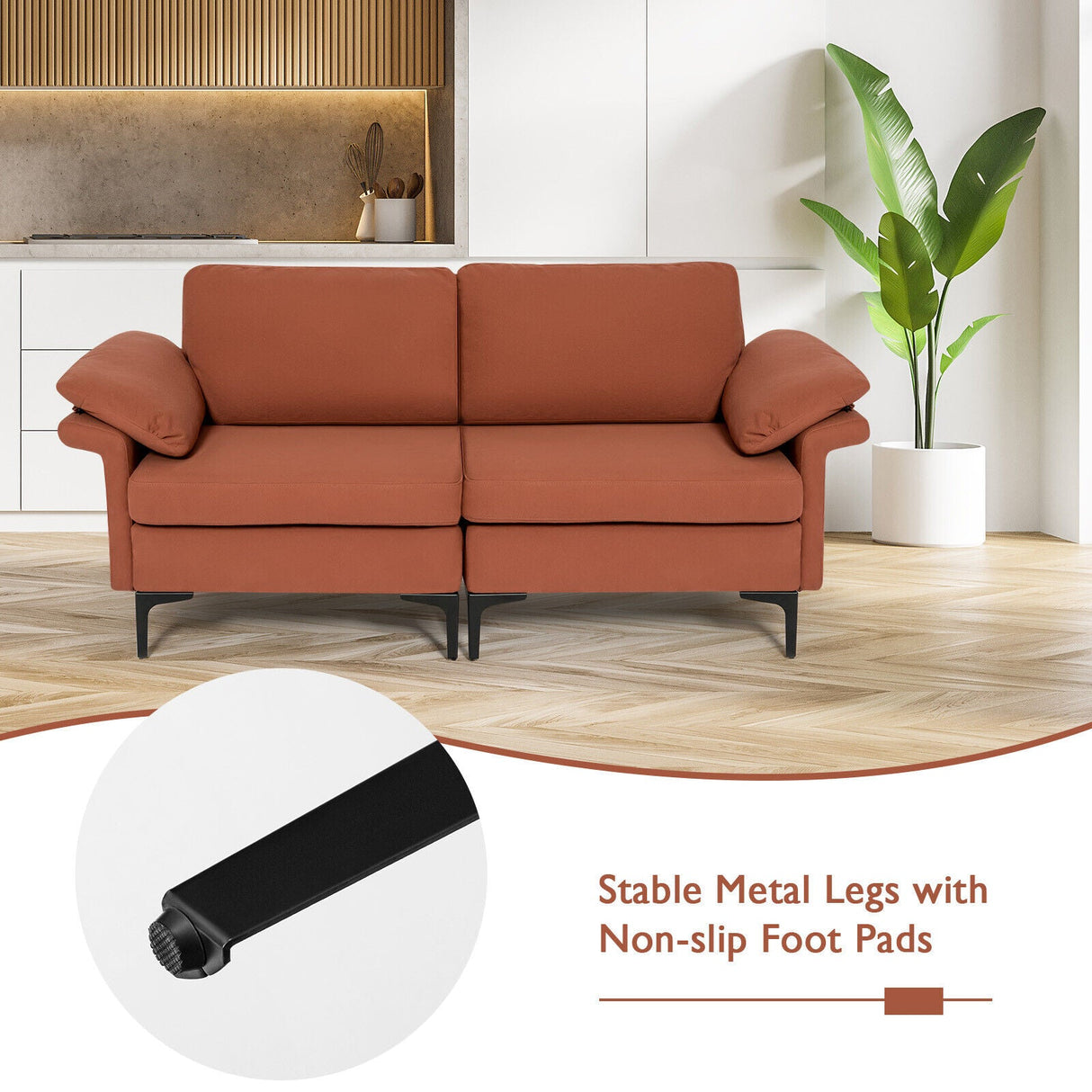 Sofá biplaza moderno de tela con patas de metal y almohadas en los reposabrazos