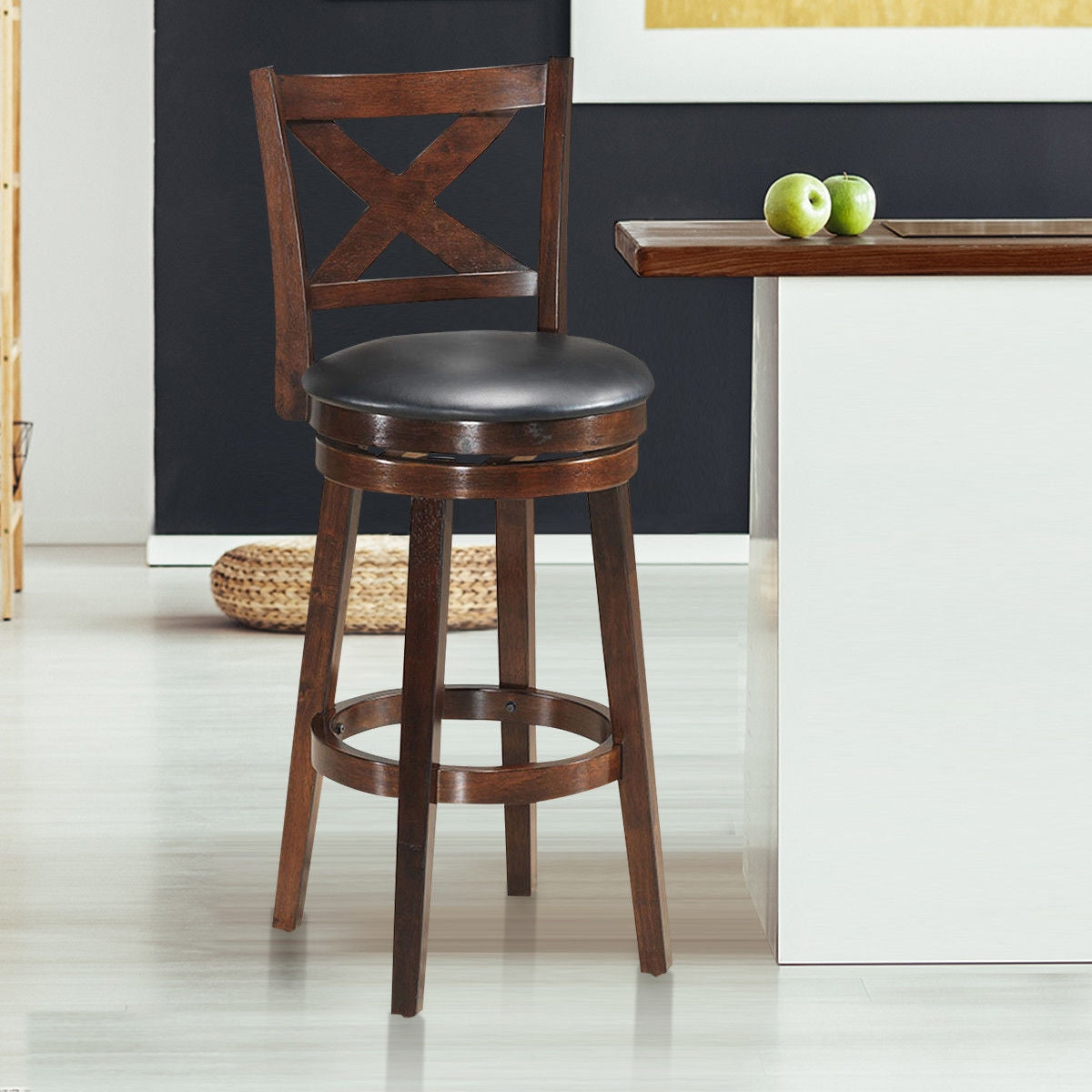 Taburete de bar giratorio con respaldo en X y asiento tapizado en PVC a la altura del mostrador