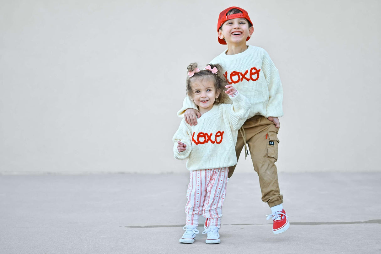 Sudadera bordada a mano con el mensaje XOXO