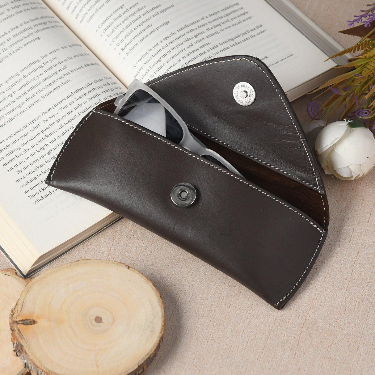 Estuche de cuero marrón para gafas de sol