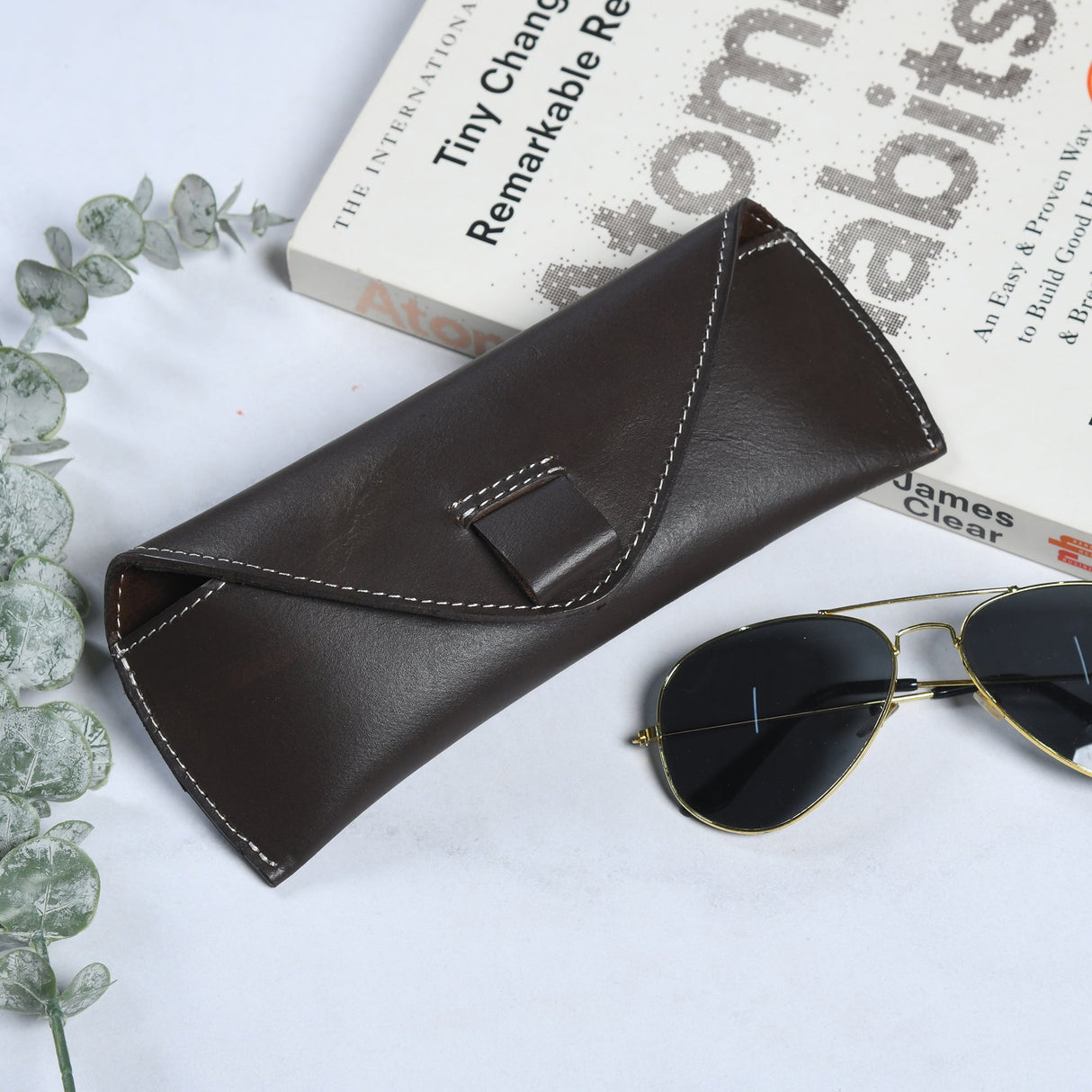 Estuche de cuero marrón para gafas de sol