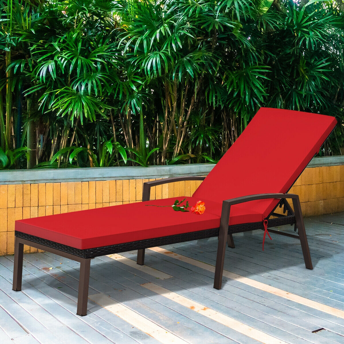 Tumbona reclinable de ratán para patio con respaldo ajustable y cojín