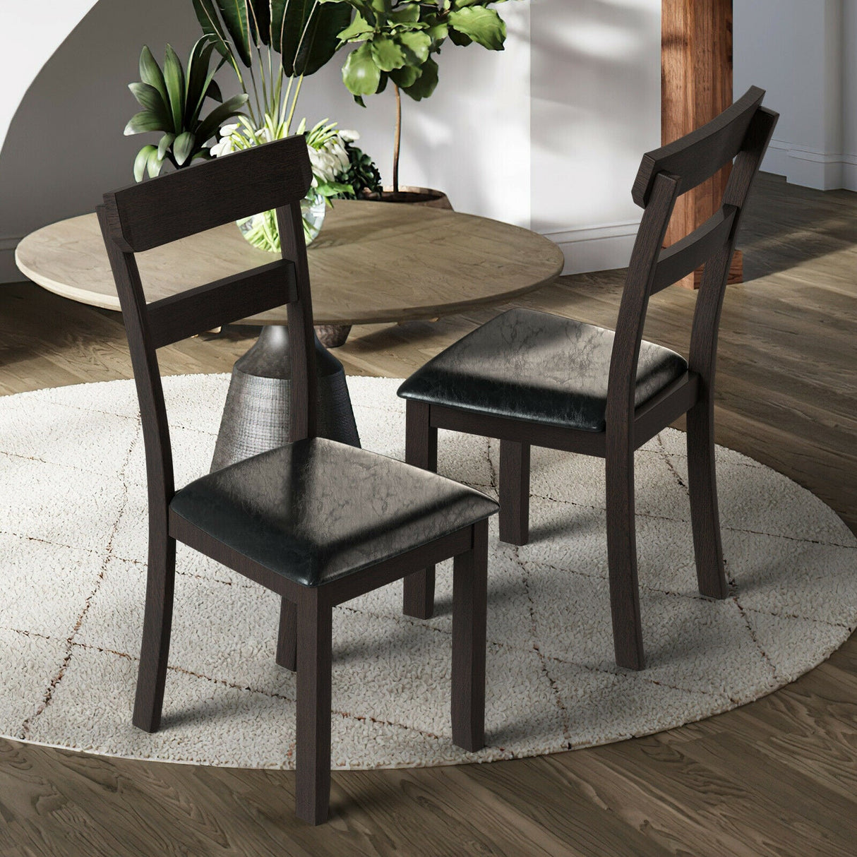 Juego de 2 sillas de comedor con estructura de madera de caucho y asiento tapizado de piel sintética