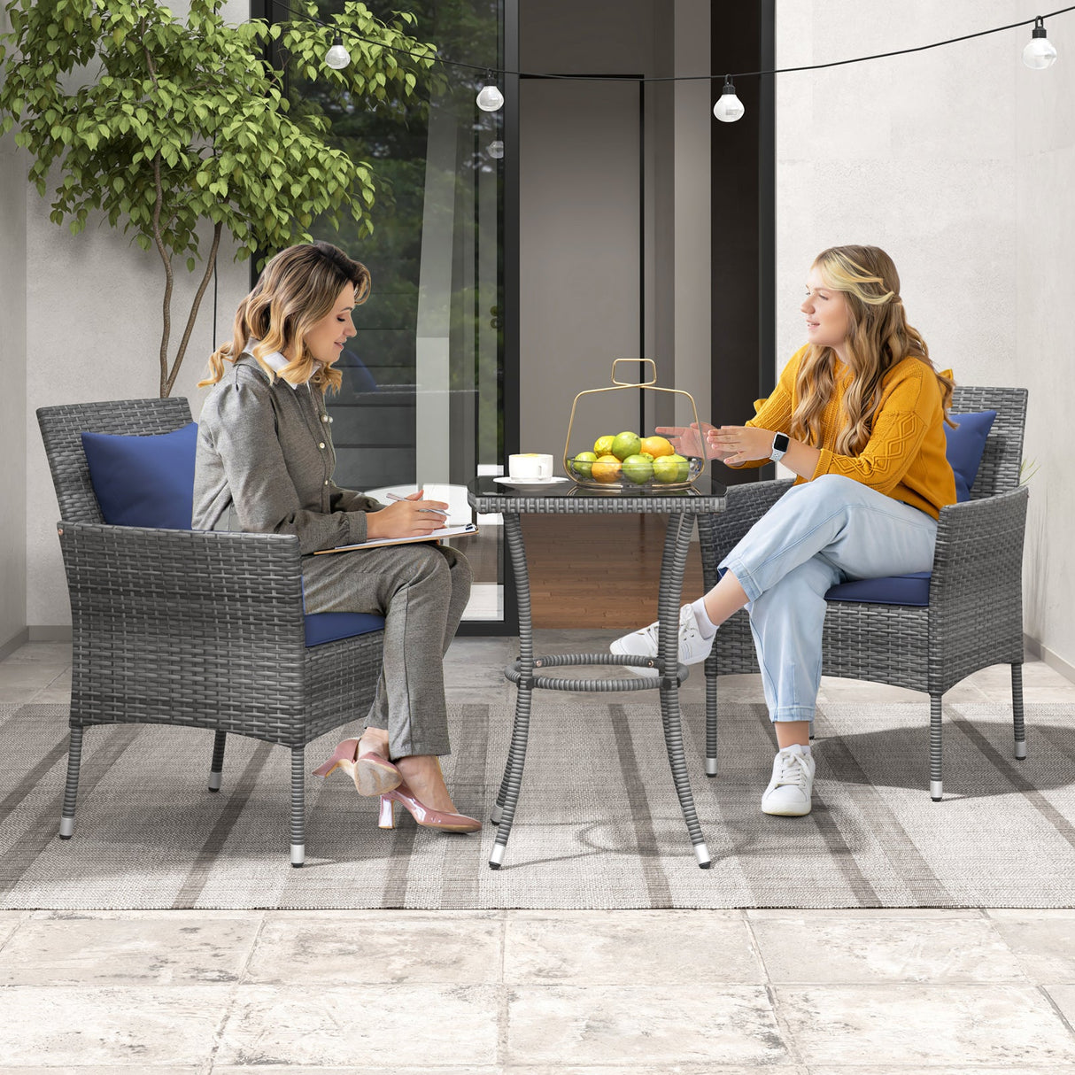 Juego de muebles de patio de 3 piezas con sillas de patio acolchadas y mesa de centro de vidrio templado