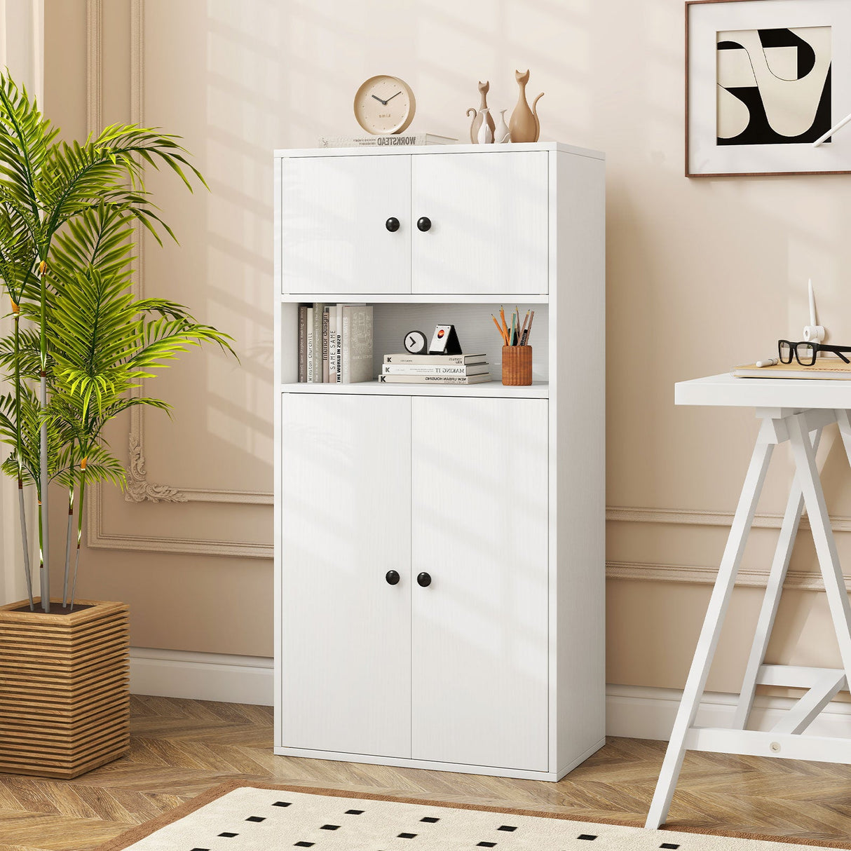 Estantería de 44 Pulgadas de Alto con Puertas y Estante Ajustable