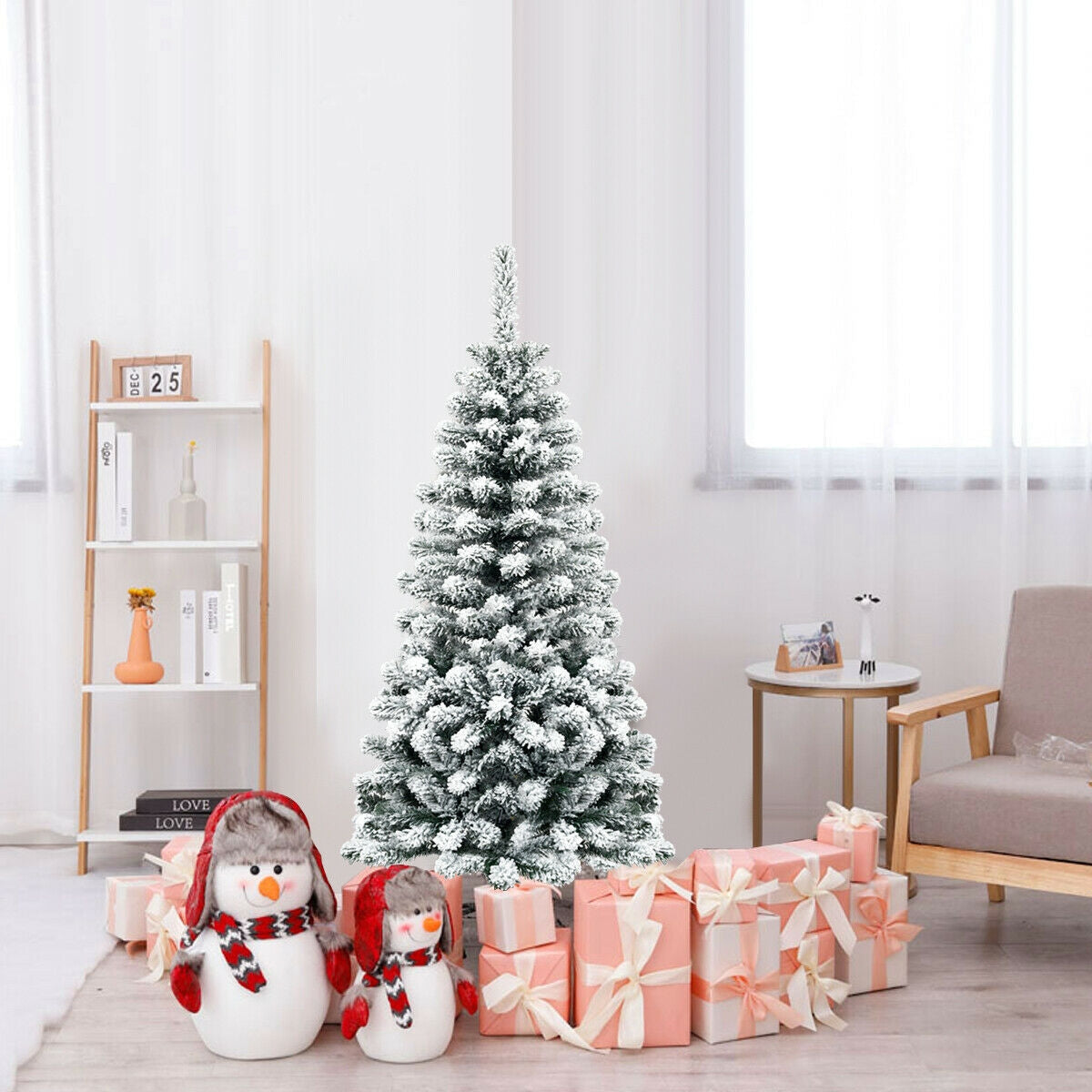 Árbol de Navidad artificial tipo lápiz con bisagras sin luz, cubierto de nieve, de 4.5 pies con 242 ramas