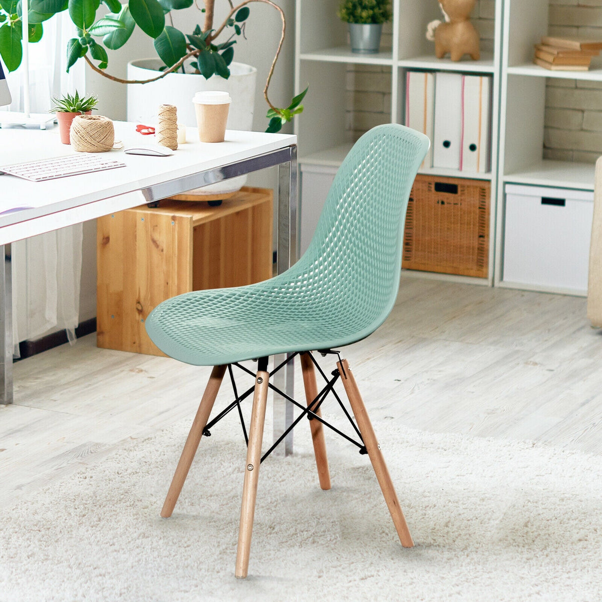 Juego de 4 sillas de plástico modernas con diseño calado y patas de madera