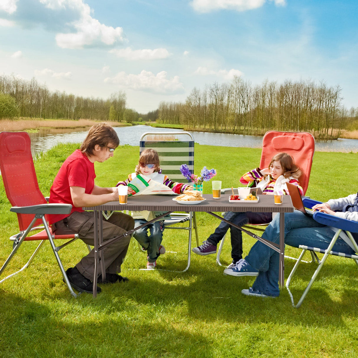 Mesa de picnic plegable de 5 pies con tablero de HDPE efecto ratán y estructura de metal resistente - Café