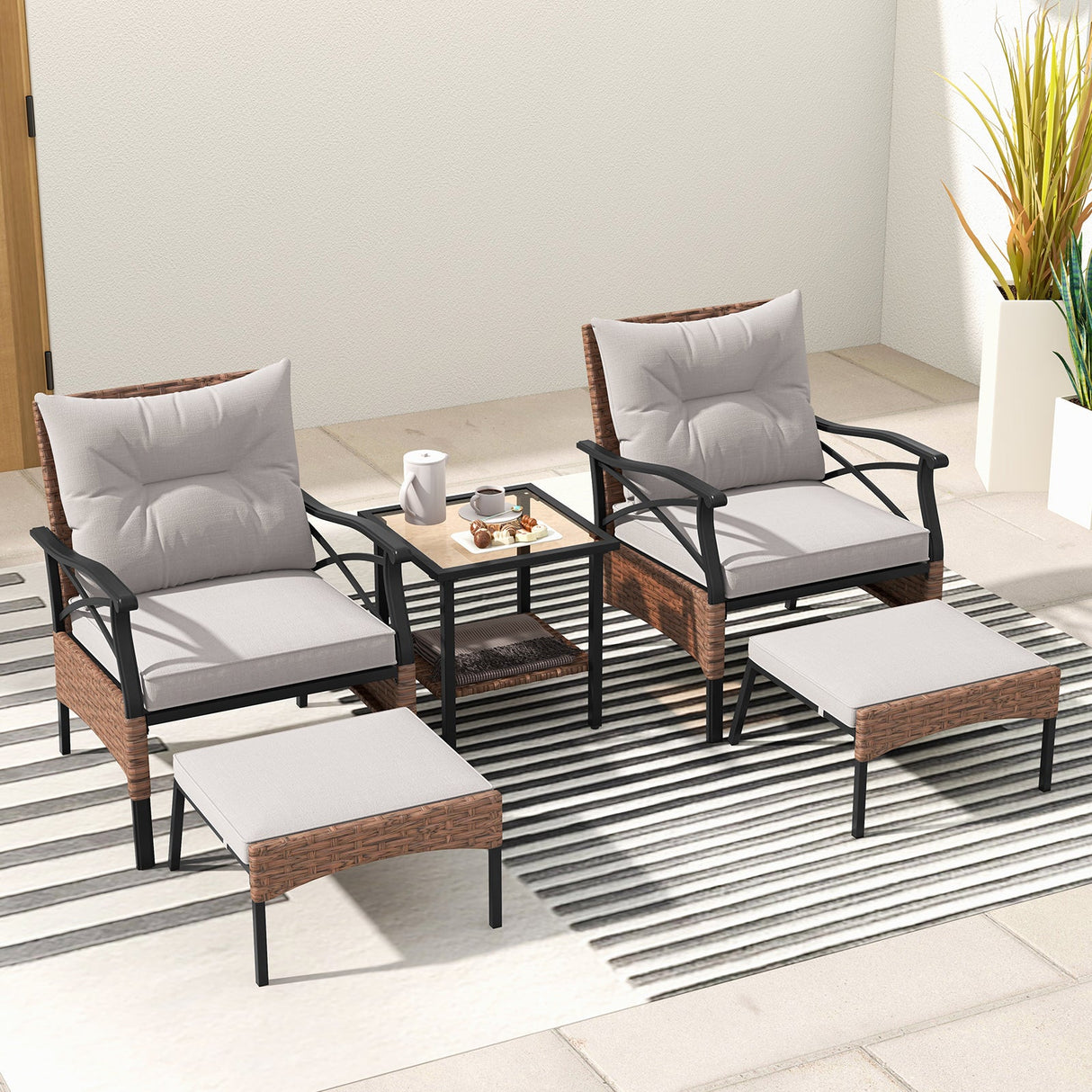 Juego de muebles de patio de mimbre de 5 piezas con otomanas, cojines y mesa auxiliar de cristal templado de 2 niveles - Marrón