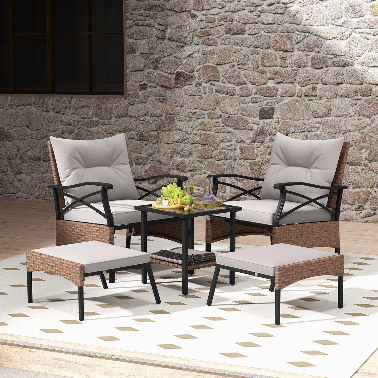Juego de muebles de patio de mimbre de 5 piezas con otomanas, cojines y mesa auxiliar de cristal templado de 2 niveles - Marrón