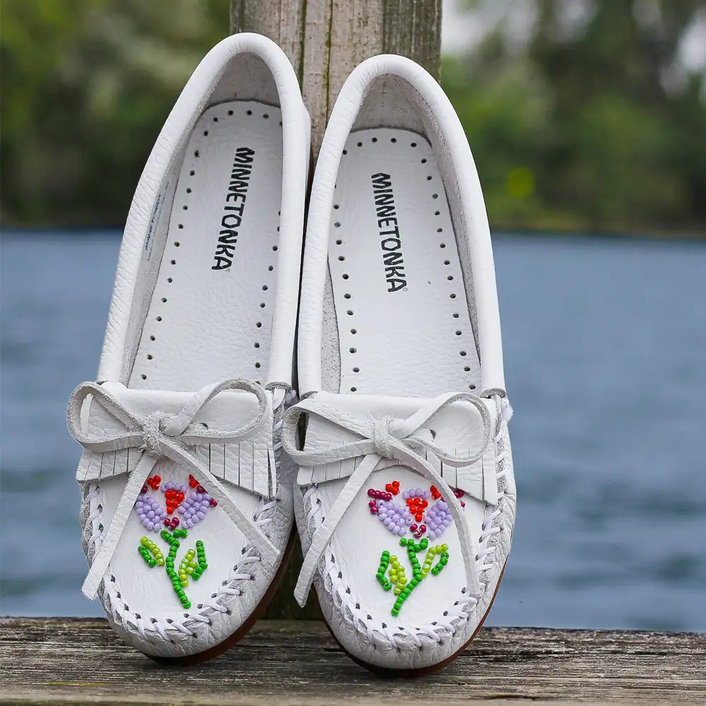 Minnetonka Ziigwan Waabigwan Moc Cuero - Mocasín para mujer