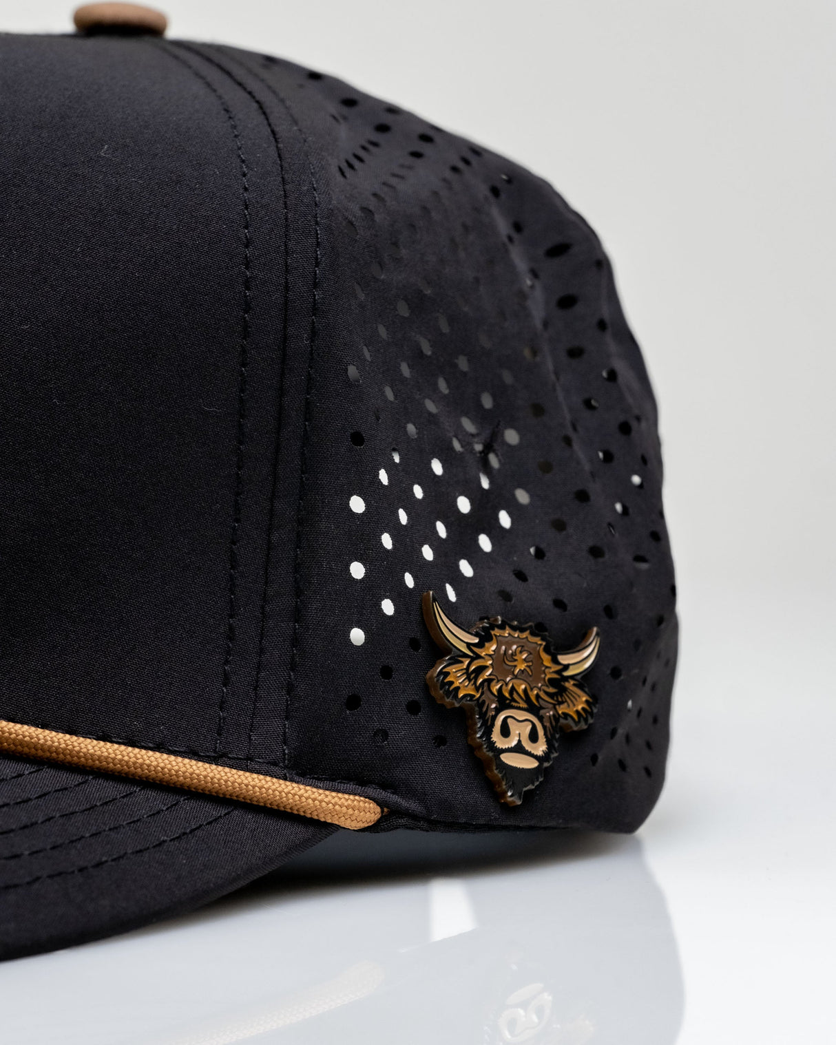 Vaca de las Tierras Altas Negra - Gorra de Cuerda Perforada