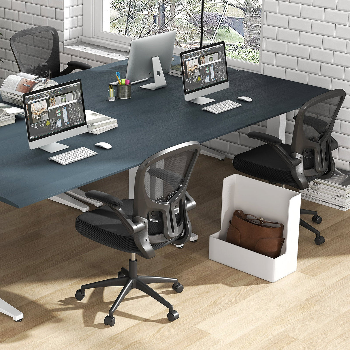 Silla de oficina ergonómica de malla giratoria con reposabrazos abatibles - Negro