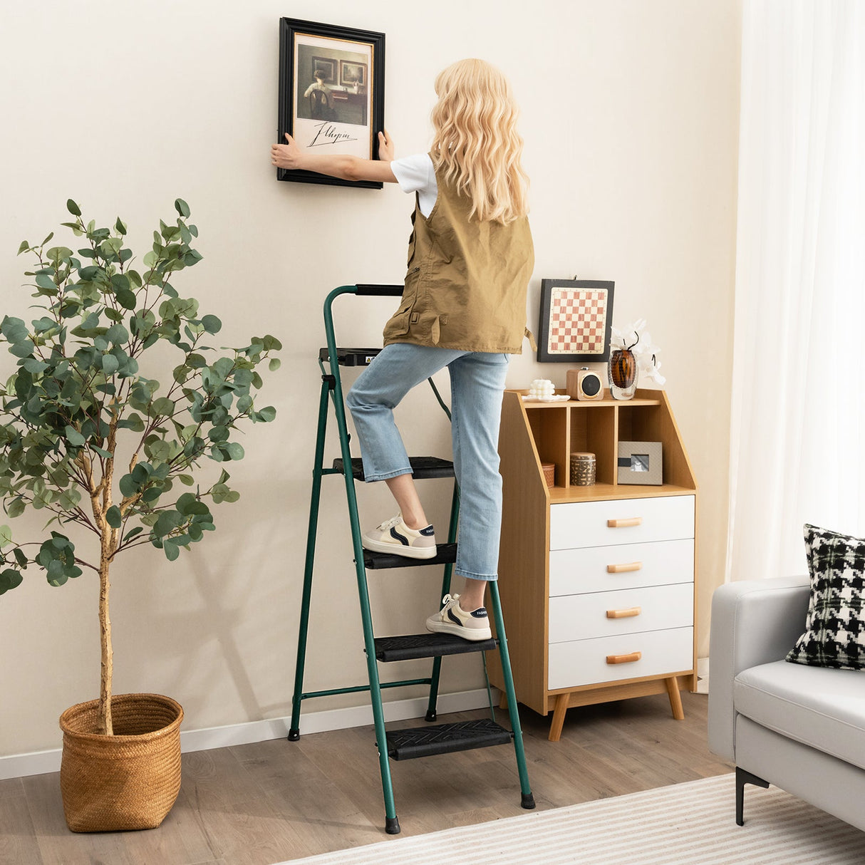 Escalera plegable de 4 peldaños con bandeja de herramientas, pedales y almohadillas antideslizantes para los pies