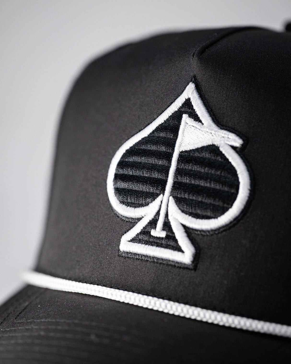Gorra perforada con cuerda - Negra