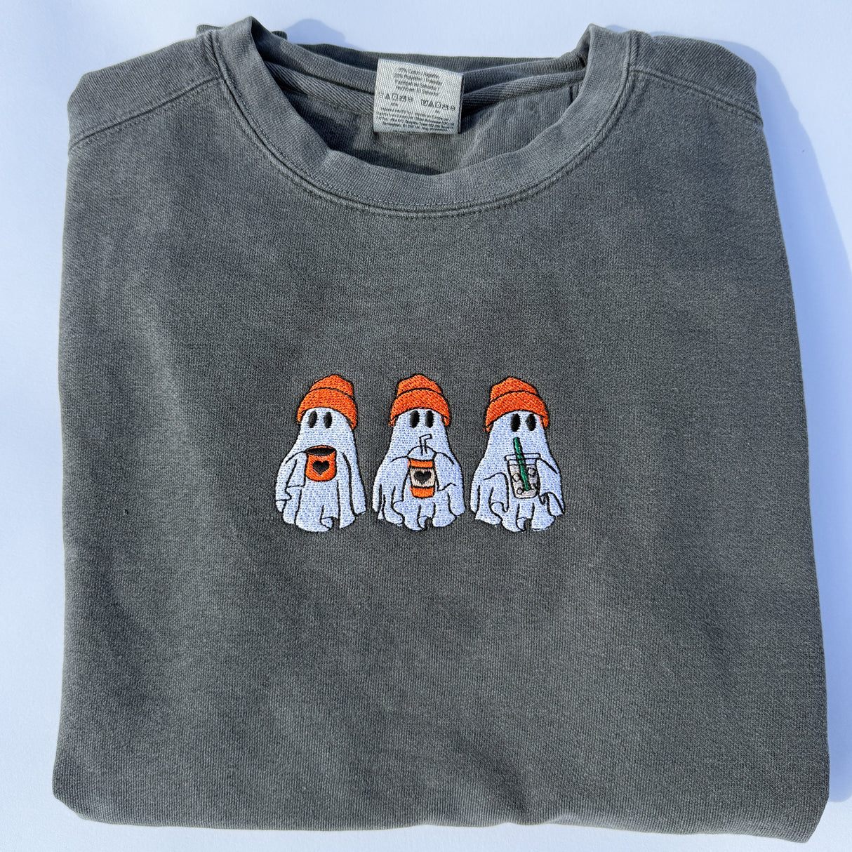 Sudadera de cuello redondo Comfort Colors con trío de fantasmas bordados para adultos - Pepper