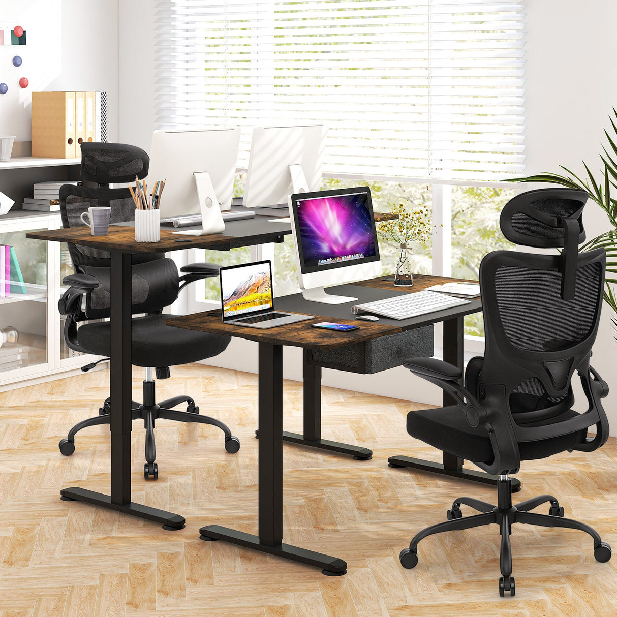 Silla de oficina de malla con soporte lumbar adaptable, reposabrazos abatibles y respaldo reclinable - Negra