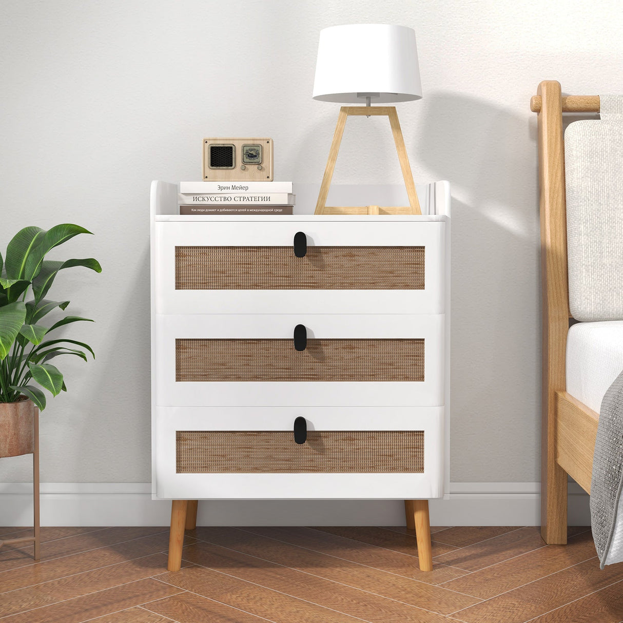 Mesa auxiliar moderna con 3 cajones decorados con ratán - Blanca