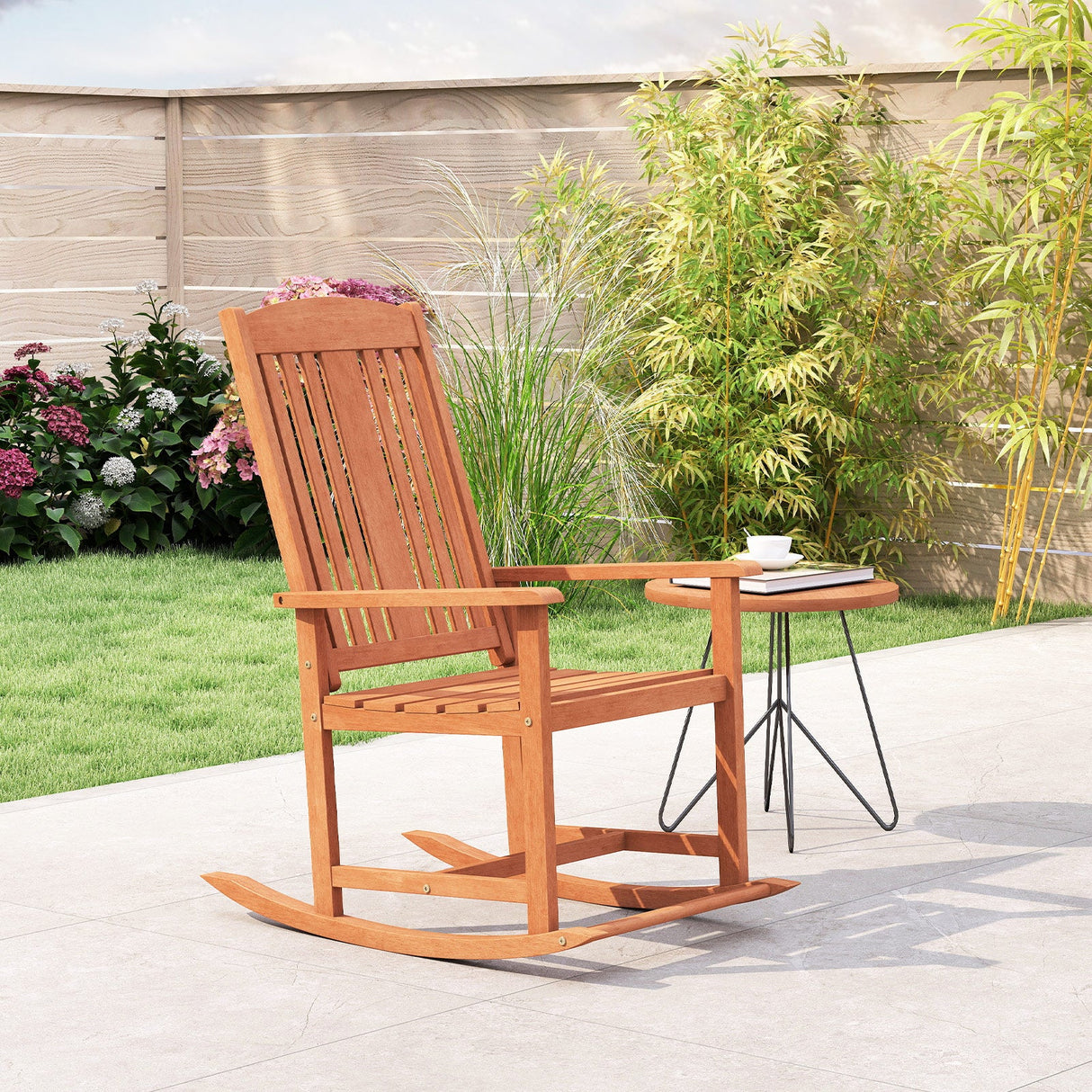 Mecedora de exterior de madera maciza con respaldo alto y asiento de lamas
