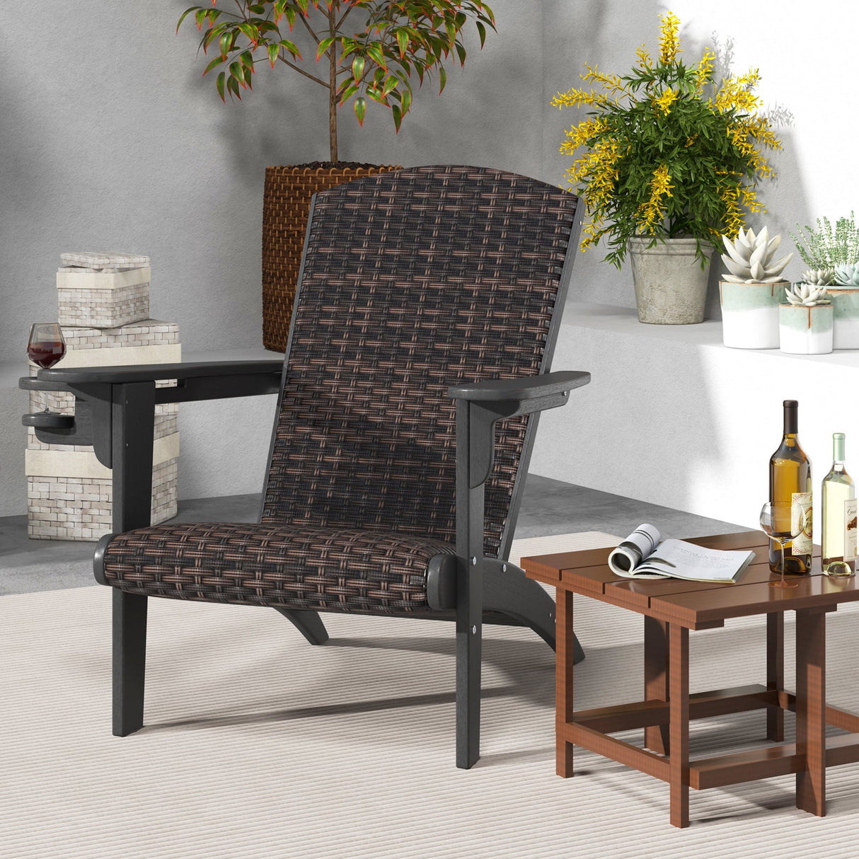 Sillón Adirondack para patio con asiento acolchado de ratán y portavasos oculto