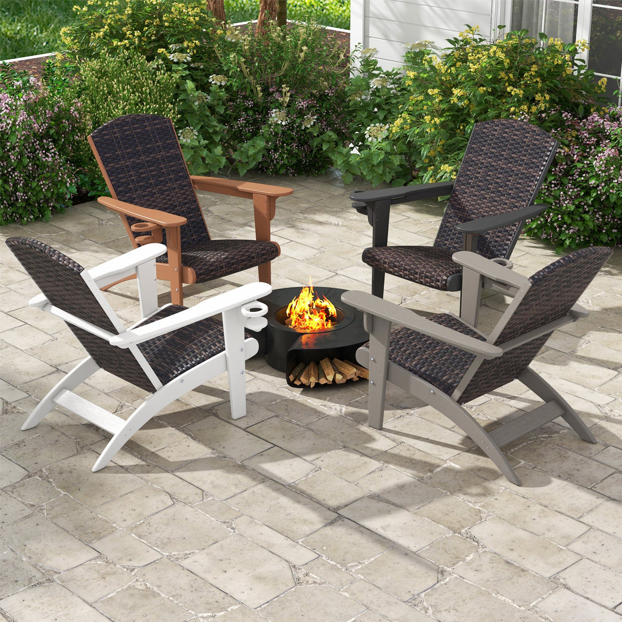 Sillón Adirondack para patio con asiento acolchado de ratán y portavasos oculto