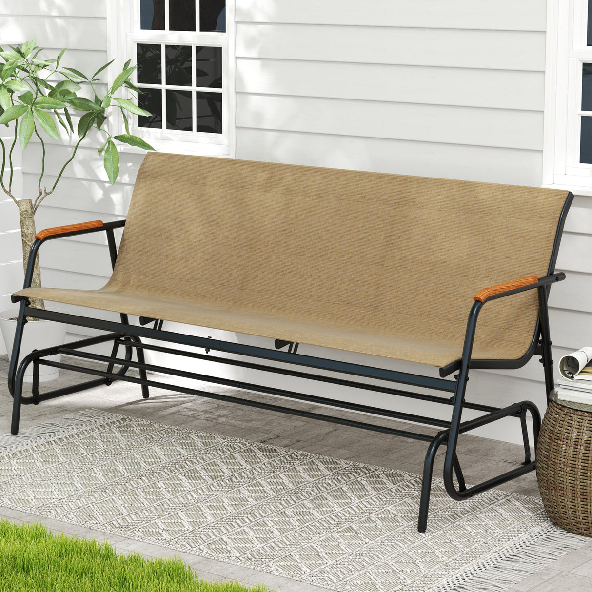 Banco planeador para patio con apoyabrazos curvos de teca y asiento de tela transpirable para 3 personas-Marrón