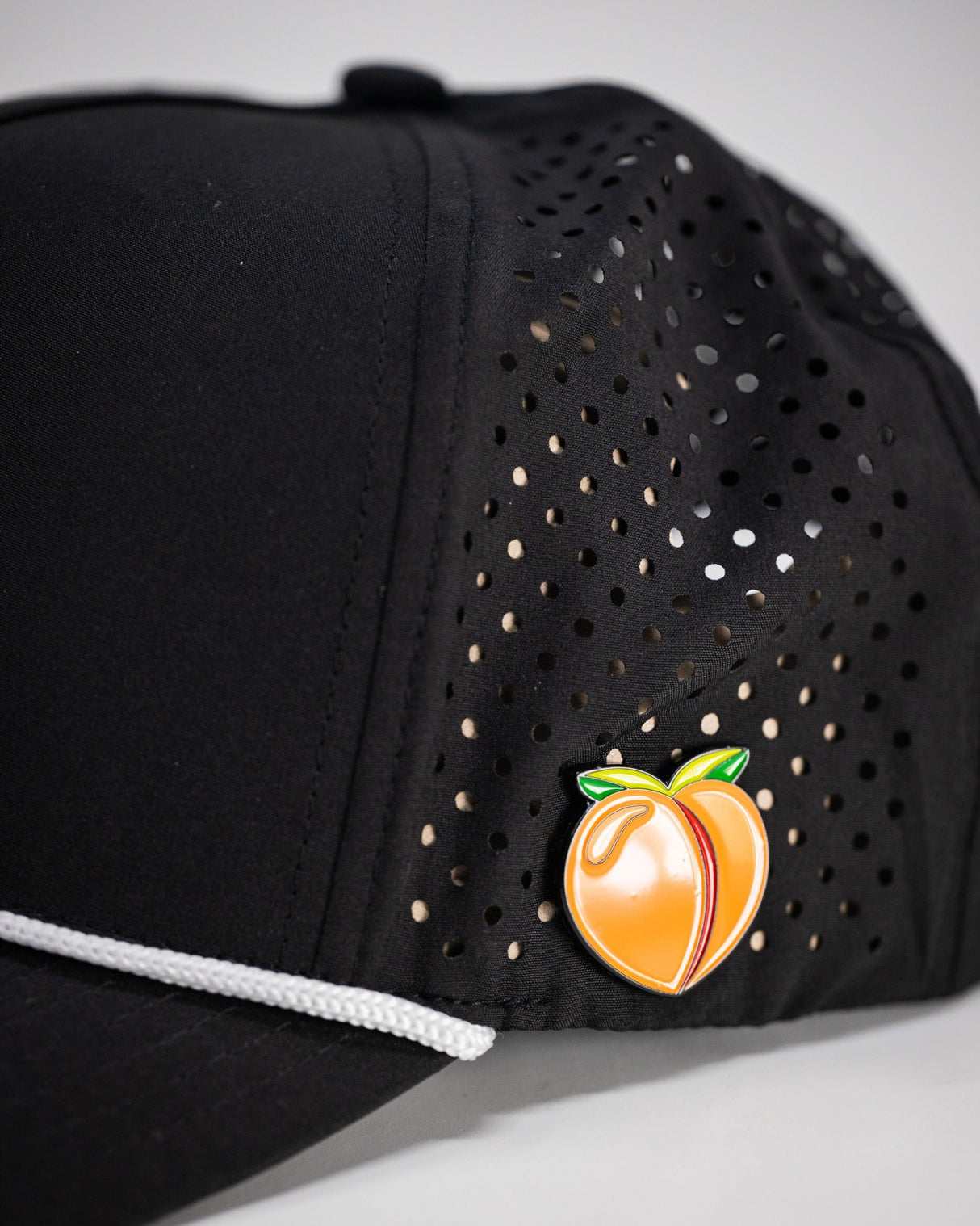 Gorra perforada con cuerda - Negra