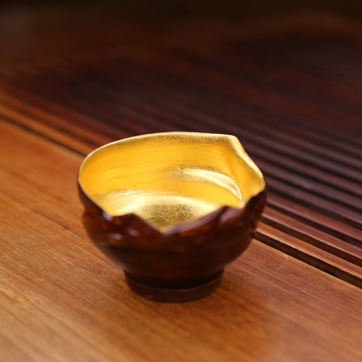 Taza de té de porcelana, oro y laca galardonada