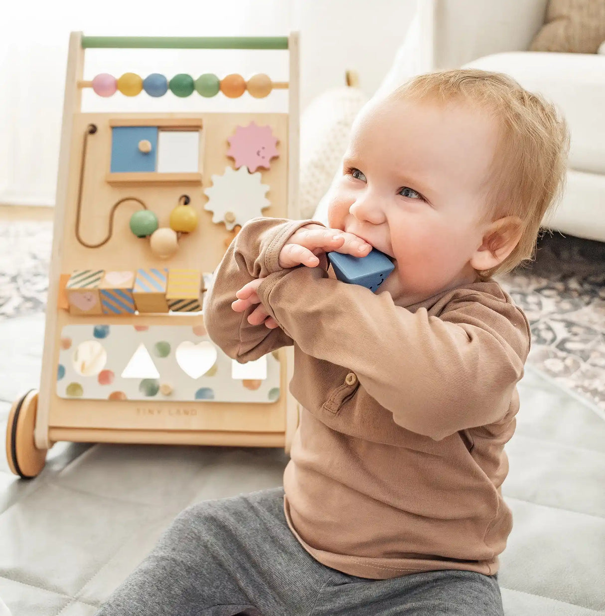 Andador de madera natural versátil Tiny Land® para bebés