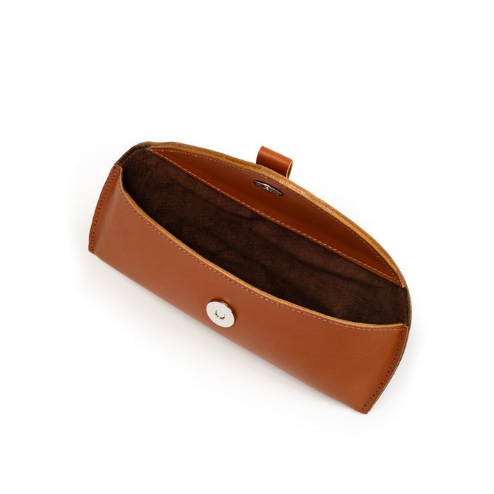 Estuche de cuero color canela para gafas de sol