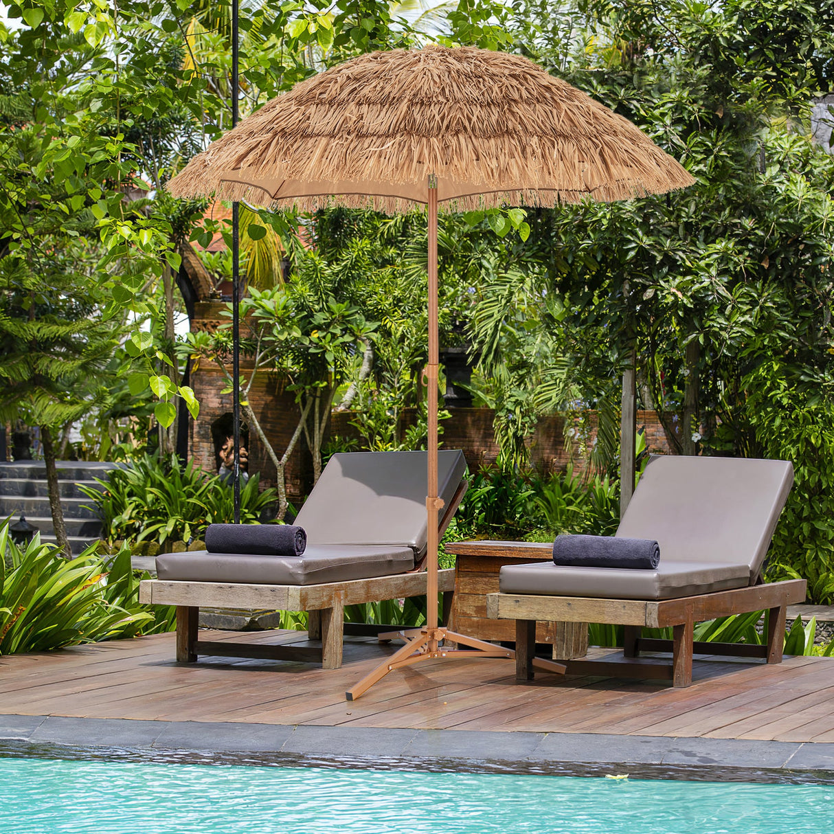 Sombrilla Tiki de paja de 6.5 pies con soporte plegable, botón de inclinación - Natural