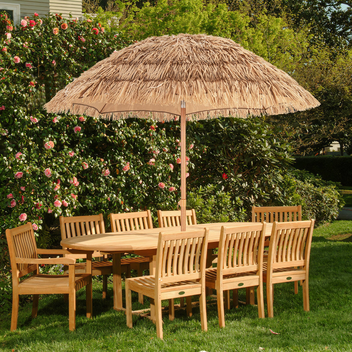 Sombrilla Tiki de paja de 6.5 pies con soporte plegable, botón de inclinación - Natural