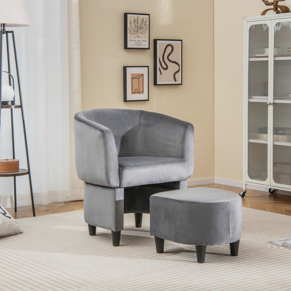 Sillón de terciopelo tapizado con otomana