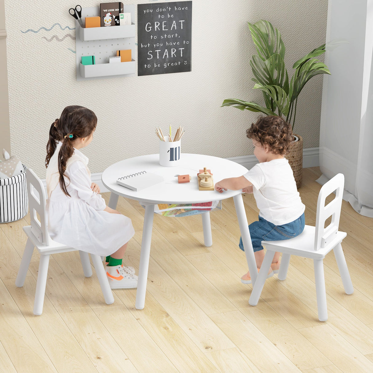 Mesa y sillas de madera para niños con almacenamiento central de malla, color blanco
