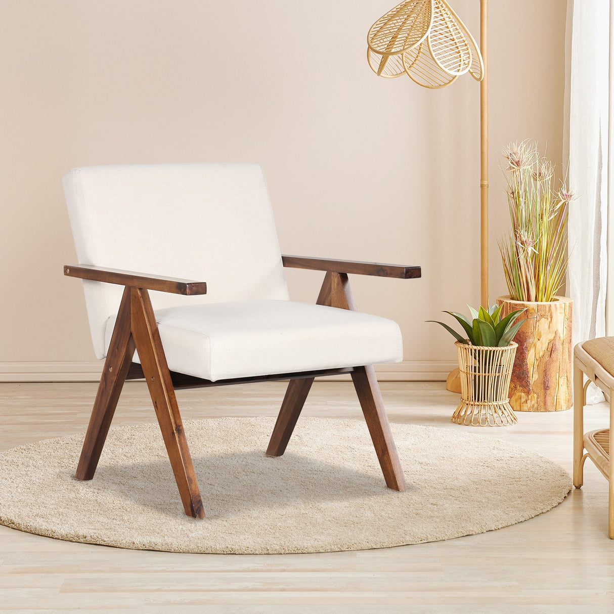 Sillón moderno de tela de lino con estructura de madera maciza de acacia