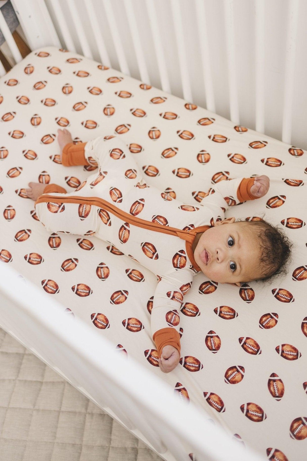 Pelele de bambú con cremallera y estampado de fútbol