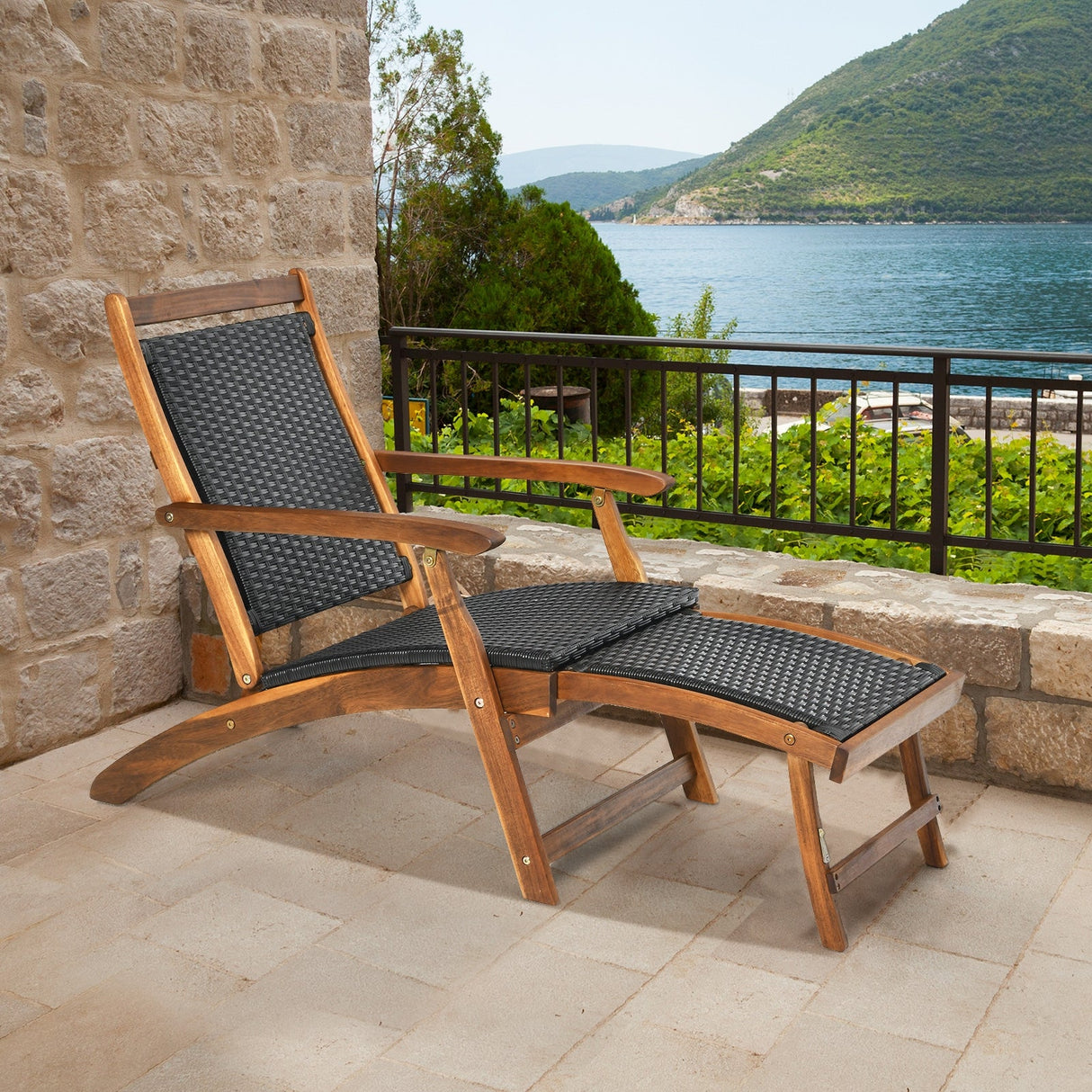 Tumbona plegable de ratán para patio con reposapiés retráctil y estructura de madera de acacia