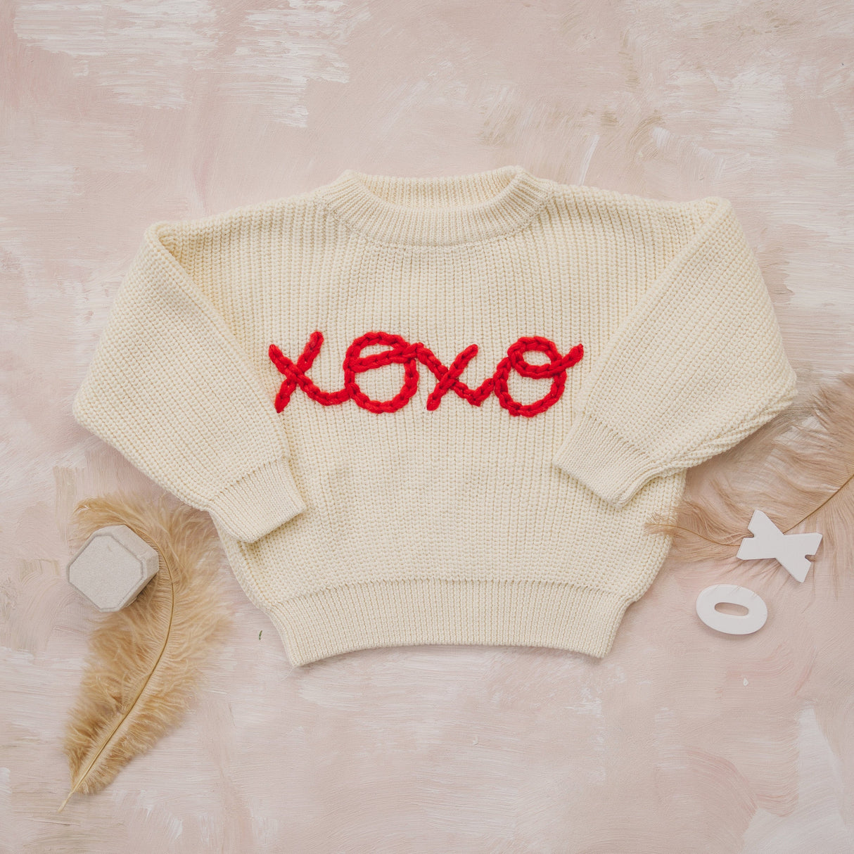 Sudadera bordada a mano con el mensaje XOXO