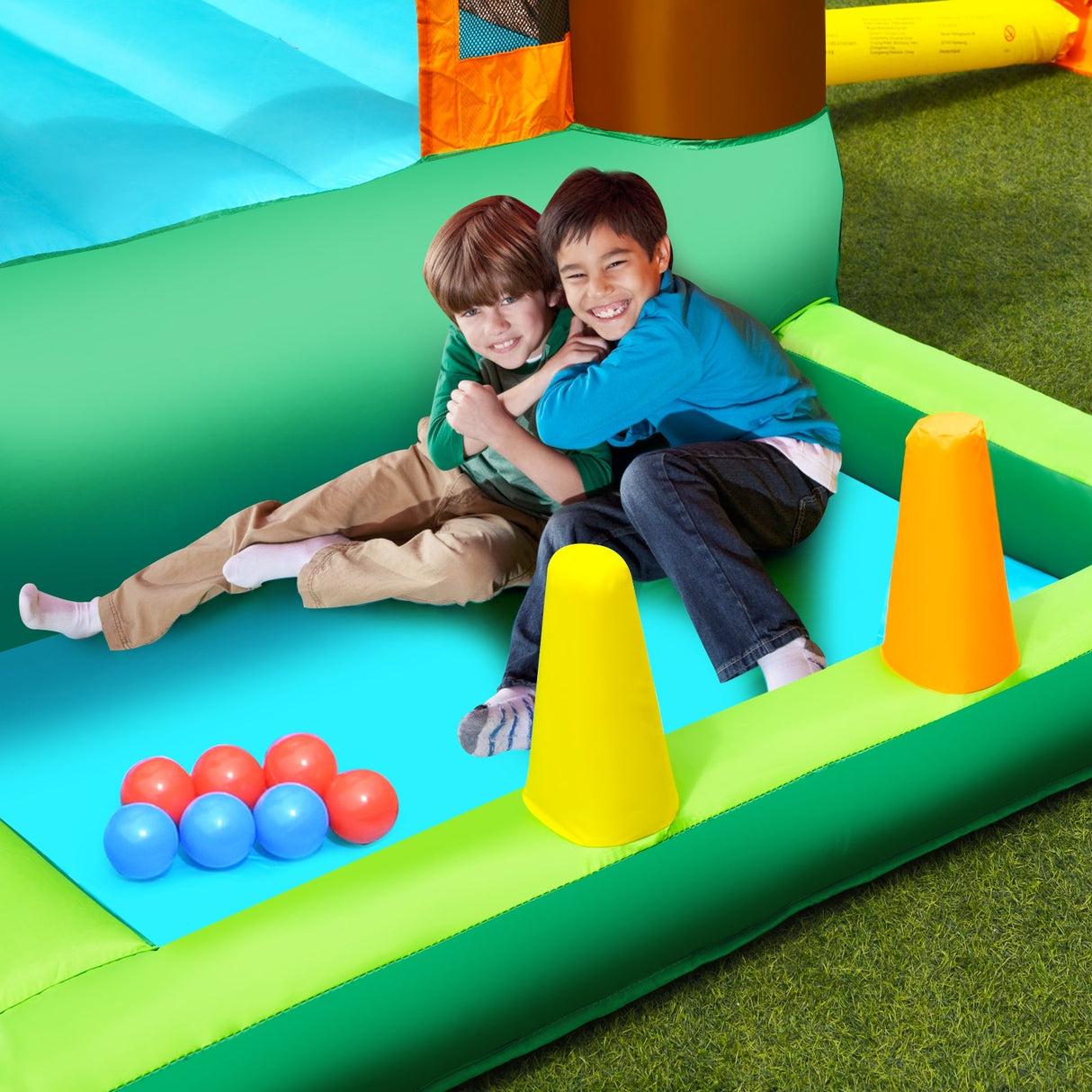 Castillo hinchable acuático con tobogán, muro de escalada y piscina de bolas con soplador