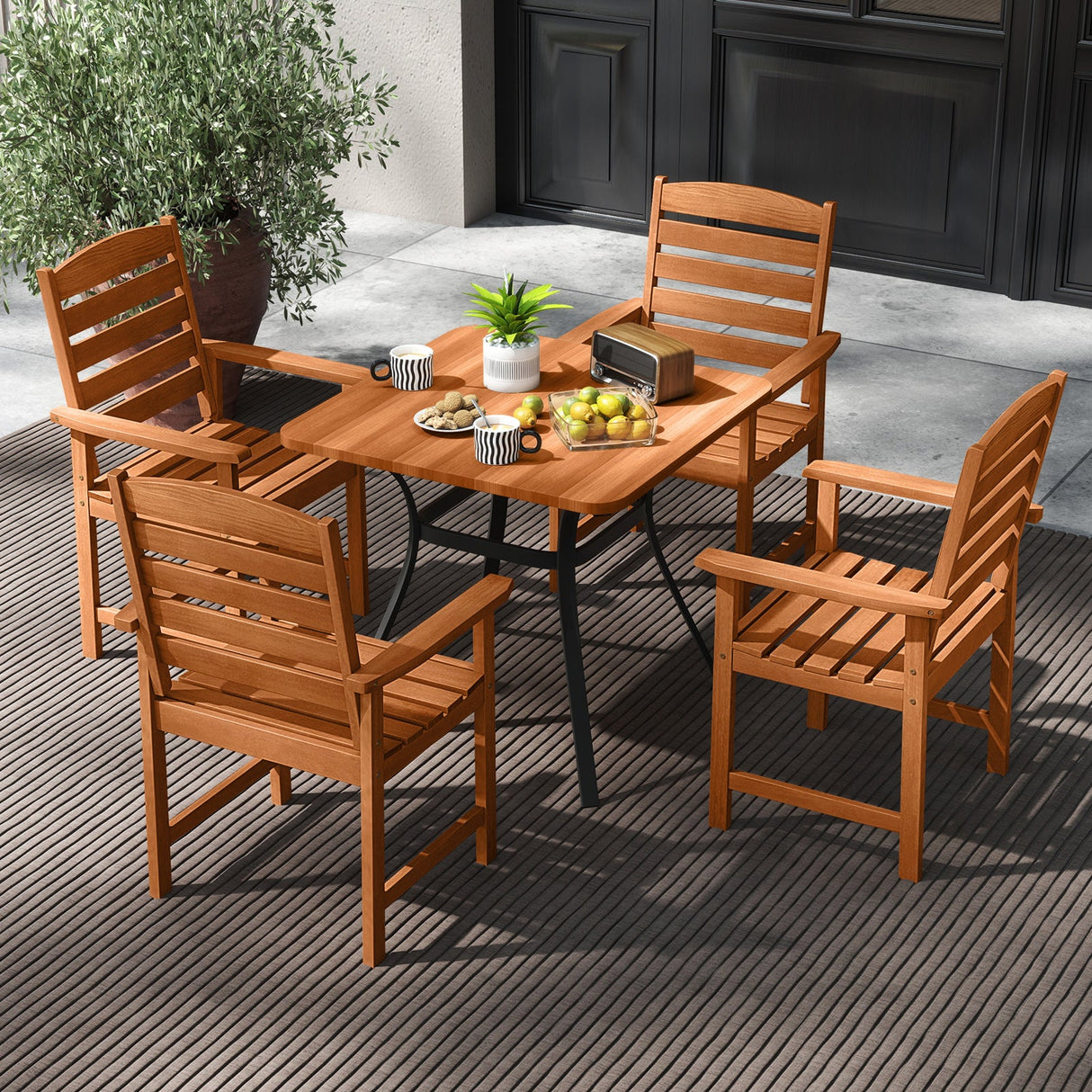 Sillas de comedor de madera para exterior con respaldos inclinados y asientos de listones