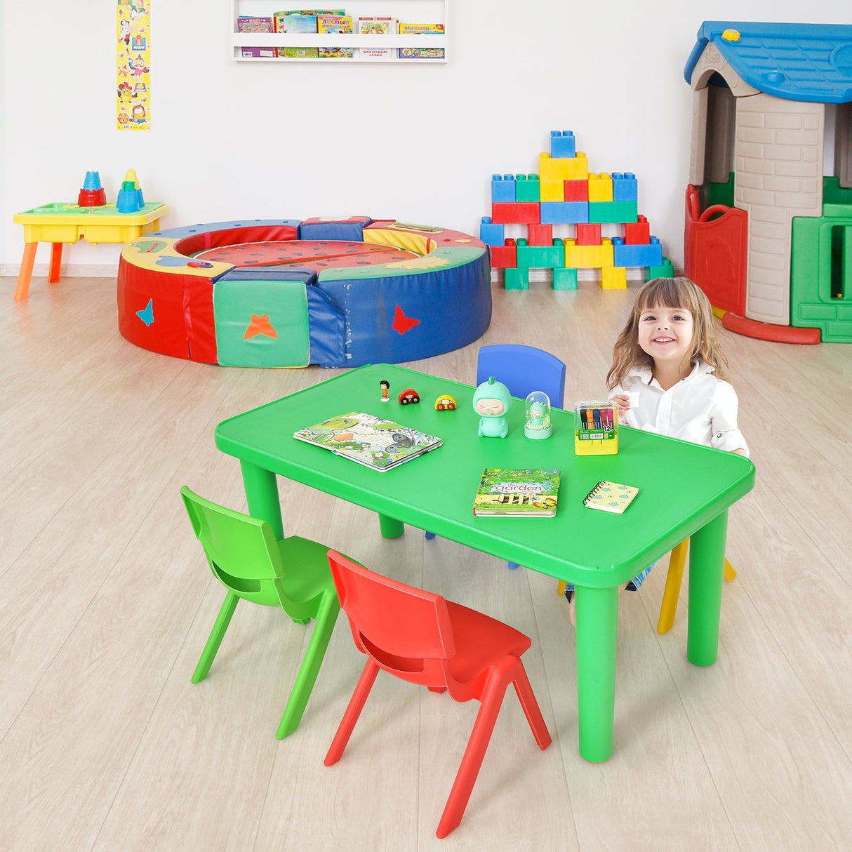 Juego de Mesa y 4 Sillas de Plástico de Colores para Niños