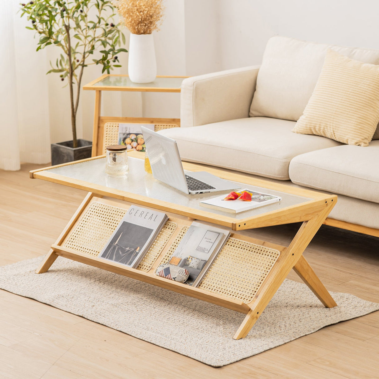 Mesa de centro de bambú tejido a mano en forma de Z con tapa de cristal templado - Natural