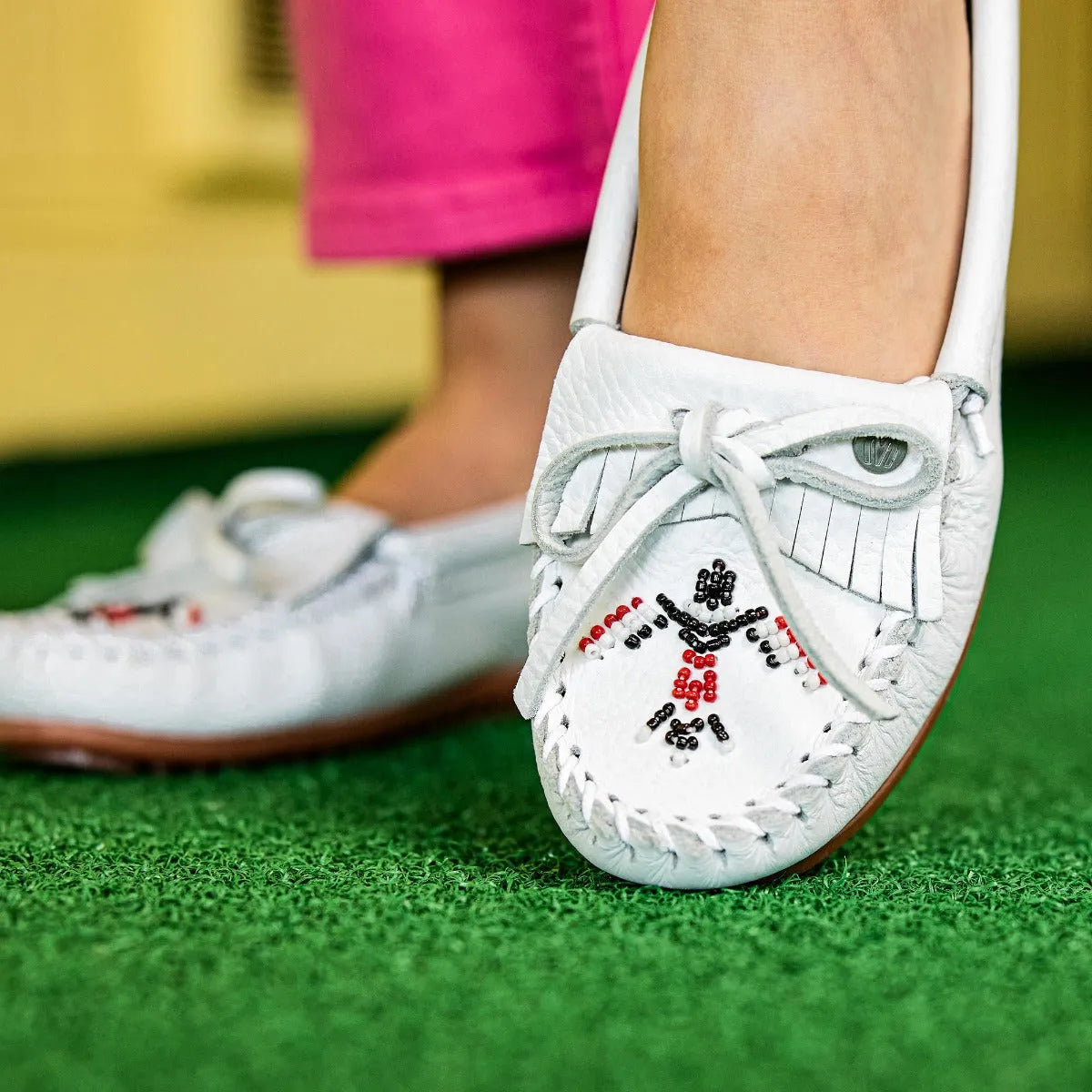 Mocasín de Cuero con Suela Dura Minnetonka Thunderbird Animikii para Mujer