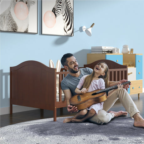 Cama convertible de madera 2 en 1 clásica para niños pequeños con 2 barandillas laterales para mayor seguridad