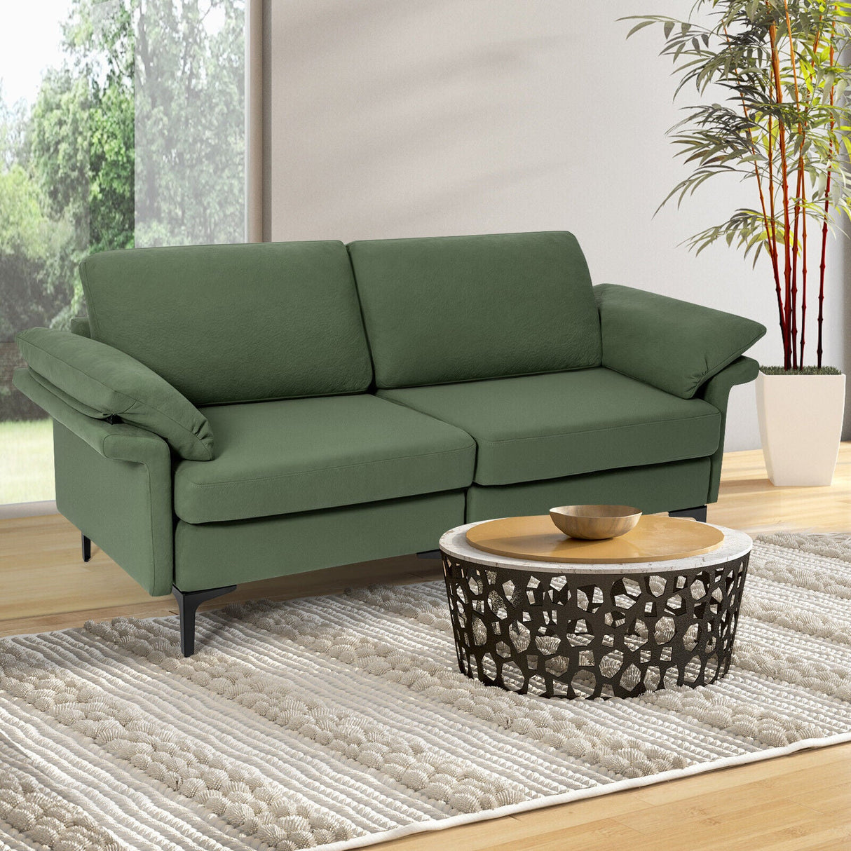 Sofá biplaza moderno de tela con patas de metal y almohadas en los reposabrazos