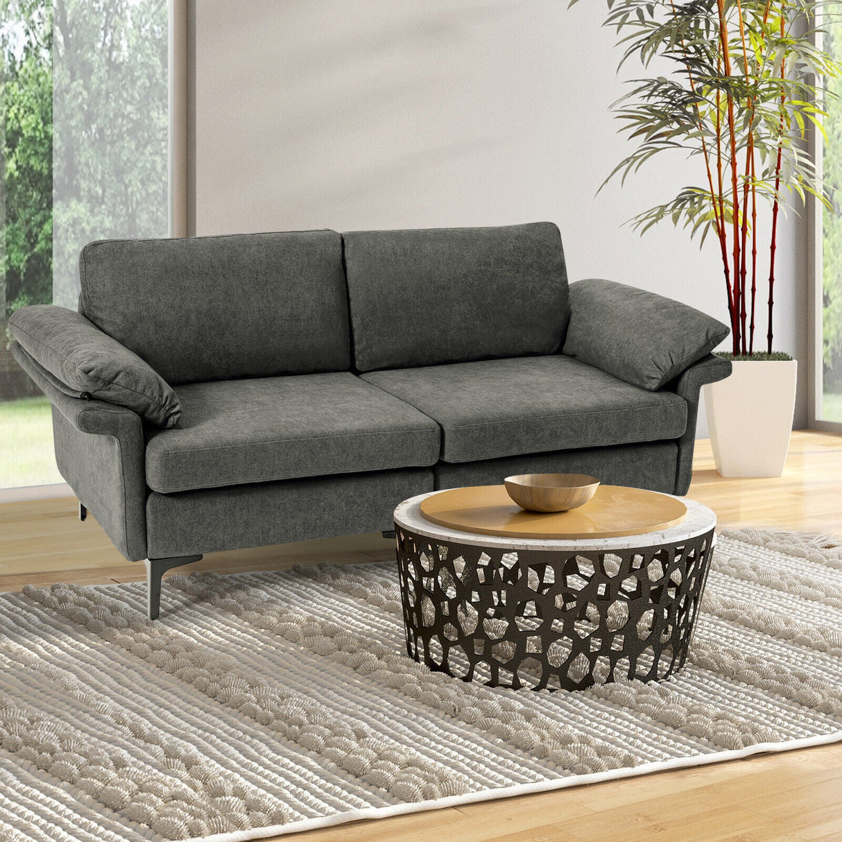 Sofá biplaza moderno de tela con patas de metal y almohadas en los reposabrazos