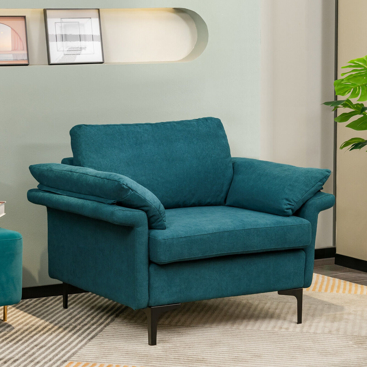 Sillón moderno de tela con muelles distribuidos originales y cojines en los reposabrazos
